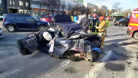 Mașină dezintegrată într-un accident în Capitală. Șoferul fugea de poliție