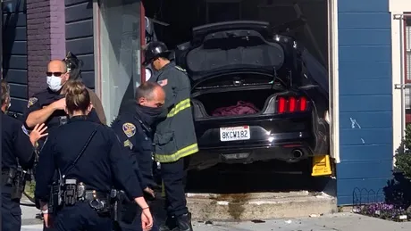 Un șofer a intrat cu un Ford Mustang într-o casă. Nu, nu e banc!