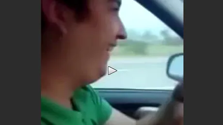 Şoferul unui Logan ia mâinile de pe volan la 170 de Km/h, apoi se întâmplă inevitabilul - VIDEO