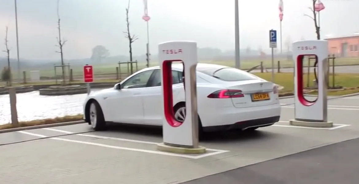 Cât costă un drum de la Oslo până la Londra? 5 euro, dacă mergi cu o Tesla Model S. VIDEO