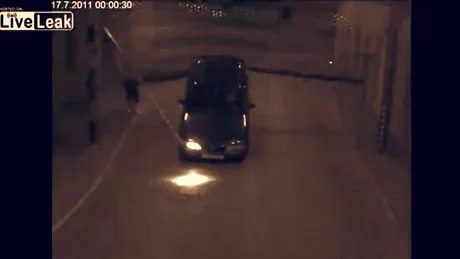 VIDEO: lupta omului cu poarta de parcare. Versiunea cu flic-flac