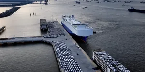 Uniunea Europeană limitează numărul de mașini importate din China. Doar 350.000 de mașini hibride chinezești pe an vor intra în UE