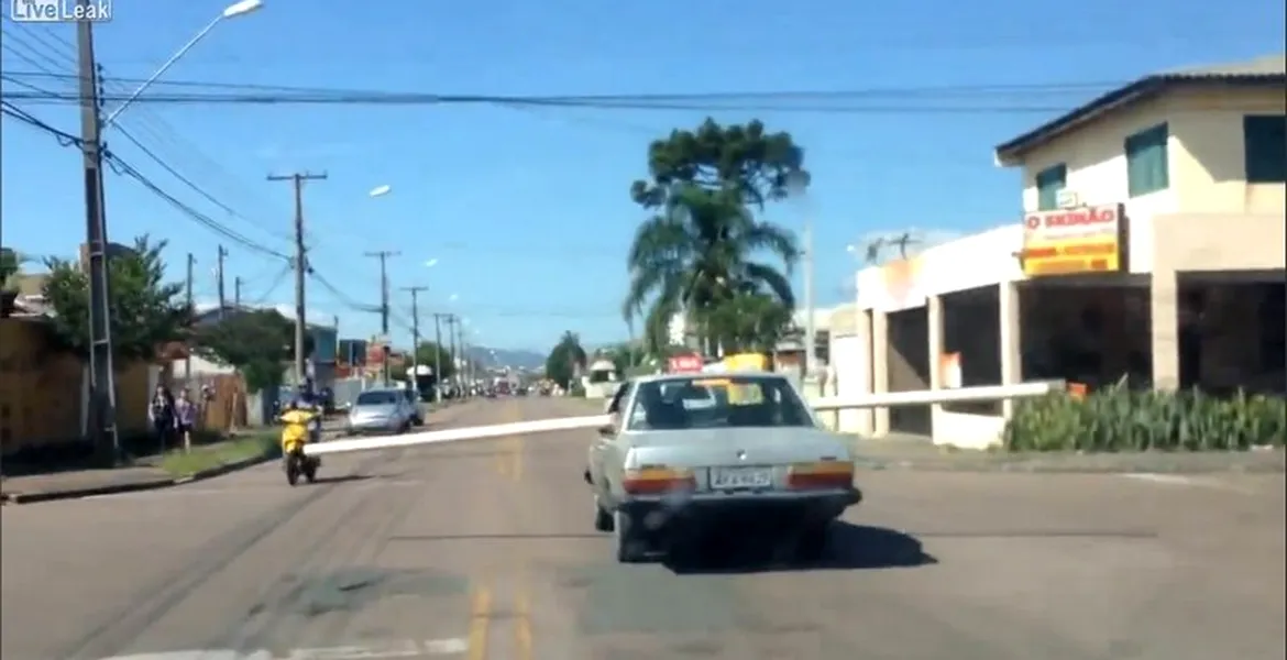 Cum să nu transporţi o ţeavă cu maşina: lecţia din Brazilia. VIDEO