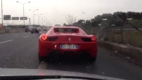 Un şofer distruge un Ferrari de peste 200.000 de euro în timp ce face o manevră prostească - VIDEO