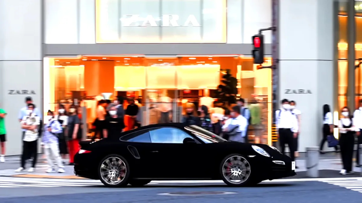 Cea mai închisă nuanță de negru din lume a fost aplicată pe un Porsche 911
