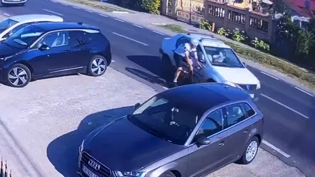 Momentul în care un biciclist este lovit intenționat de un șofer de Dacia Logan