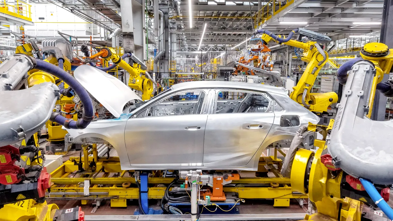 Produktion des Astra im Werk Rüsselsheim Sommer 2021 