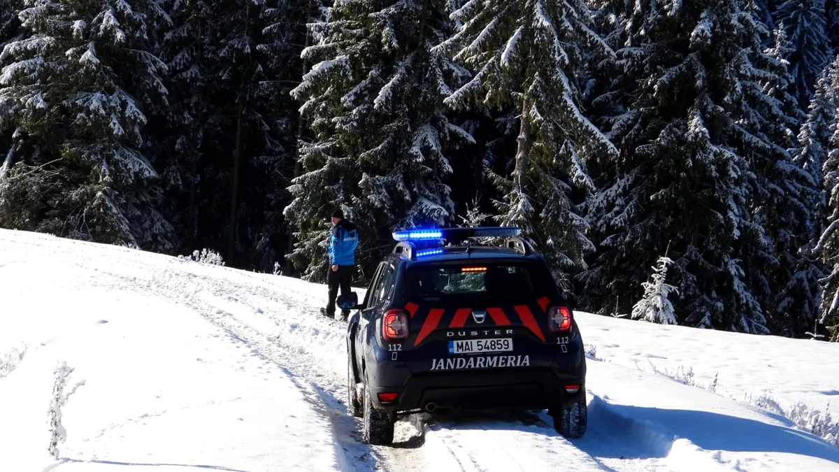 FOTO. Jandarmii montani, mobilizați de Crăciun. Vor patrula cu modele Dacia Duster echipate corespunzător, dar și cu ATV-uri