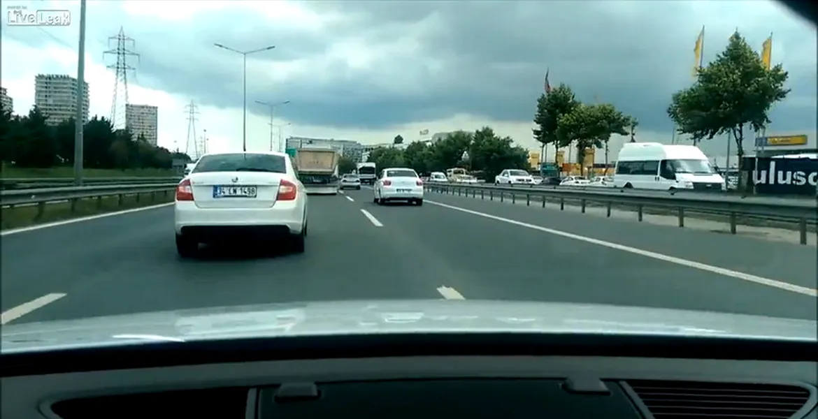 Şofer de Audi conduce nebuneşte prin Turcia. Nimeni nu-l aplaudă. VIDEO