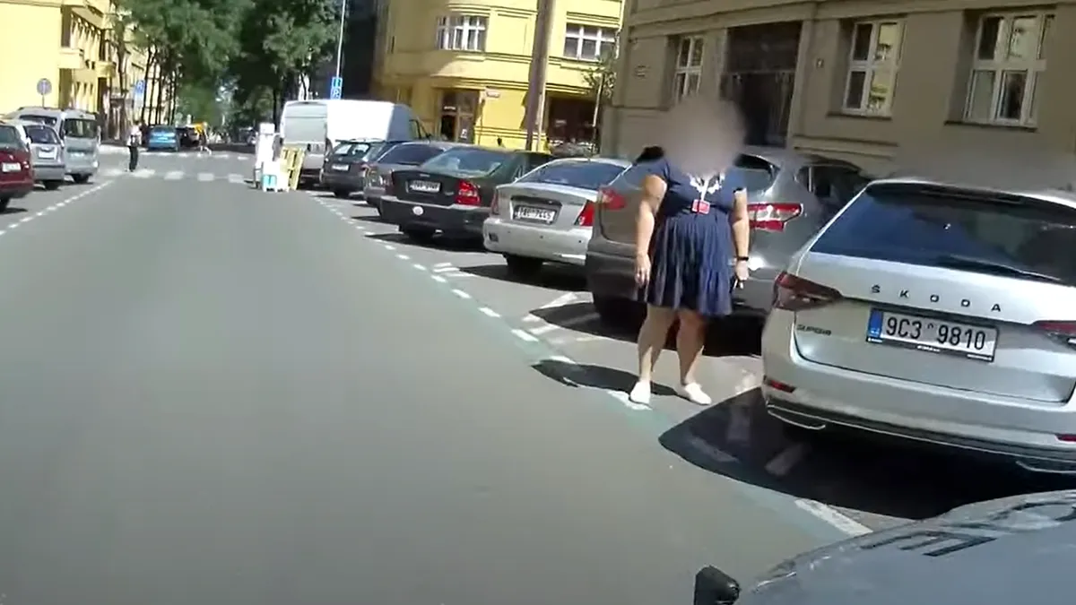 Polițiștii au spart geamul unei mașini pentru a scoate un bebeluș lăsat înăuntru - VIDEO