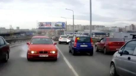 Şoferul acesta tocmai va fi lovit frontal de ironie. Pardon, ambulanţă [VIDEO]