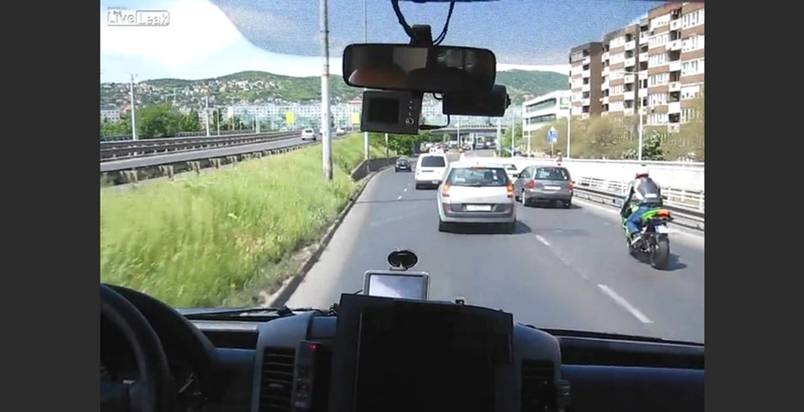 Cât de civilizaţi sunt ungurii atunci când văd o ambulanţă? VIDEO