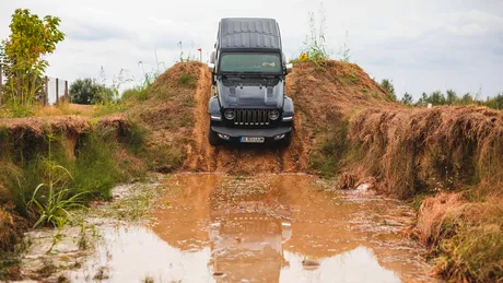 Test drive în off-road cu noul Wrangler la Jeep Adventure Day. Îi plac noroaiele şi bolovanii - GALERIE FOTO