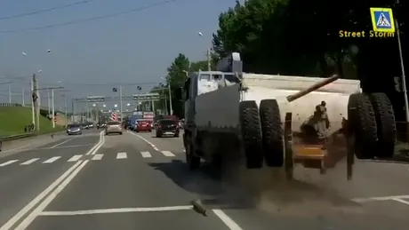 Imagini incredibile cu un camion care a rămas fără roţile din spate 