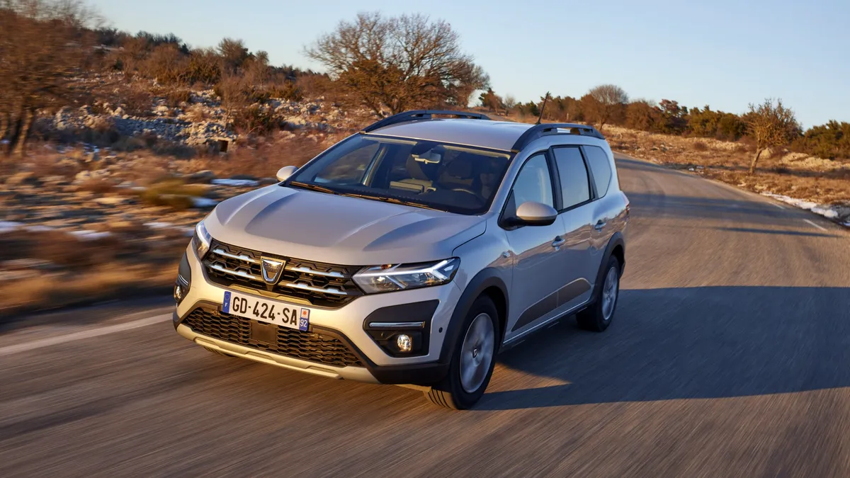 Dacia Jogger Hybrid are prețuri oficiale în România. Cât costă cel mai nou model Dacia