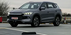 Video / BYD Sealion 5 DM-i vine cu autonomie de 1.016 km și preț de la 27.600 Euro. Rival pentru Ford Kuga