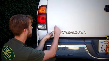 Cum să dezlipeşti emblemele maşinii cu ce ai prin casă - VIDEO