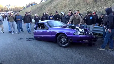 Un Mustang s-a rupt în două în timpul unei curse. VIDEO
