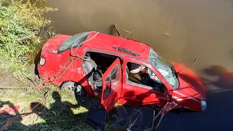 Două persoane au murit blocate într-o mașină care a căzut în apă la Arad - FOTO