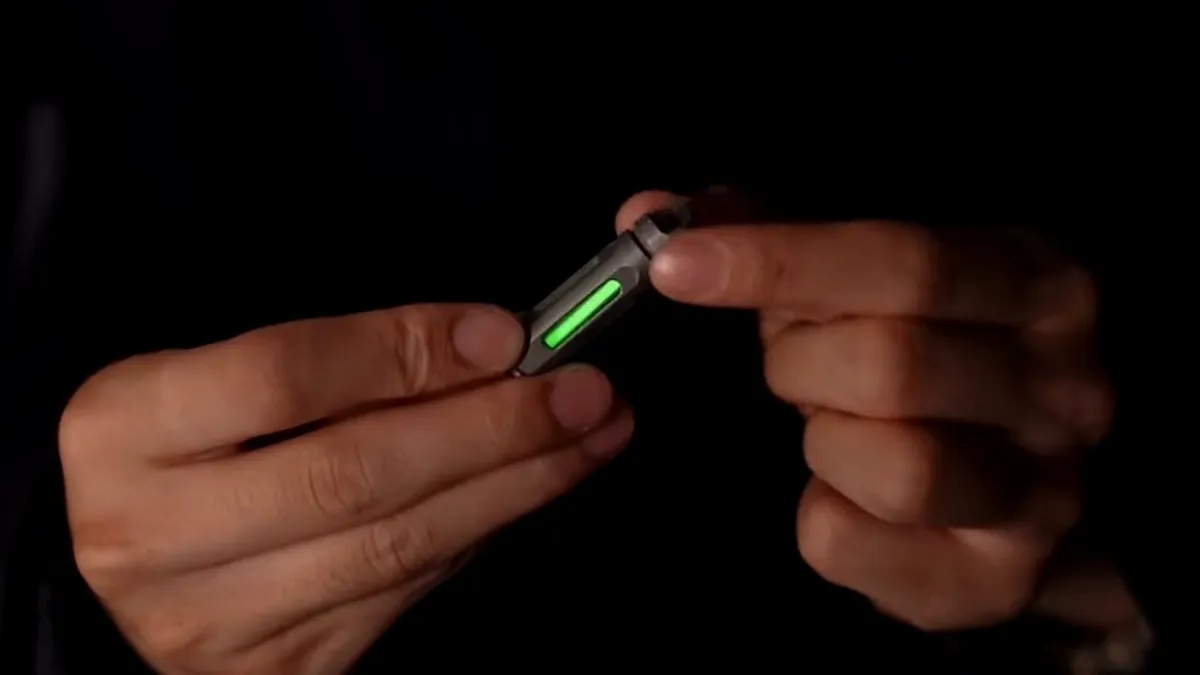 Gadget auto esențial: brelocul din titan de 45 mm care luminează 25 de ani fără baterii