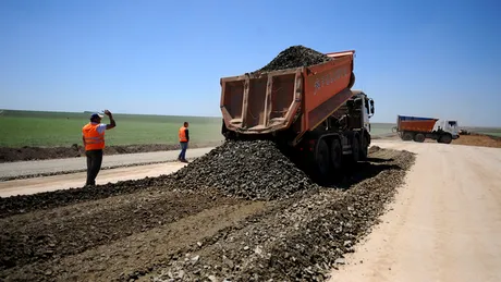 Ministrul Transporturilor spune că în curând vom circula pe această autostradă. Asociaţia Pro Infrastructura: În cel mai fericit caz peste 4 ani, realist în 7 ani