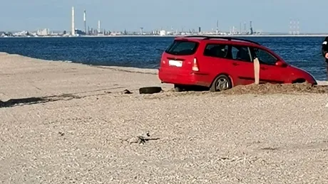 Un șofer a intrat cu autoturismul pe plajă şi a rămas blocat în nisip - FOTO