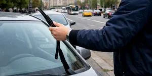 2026: Dacă ridici ștergătorul unei mașini parcate neregulamentar riști dosar penal. Se consideră infracțiune