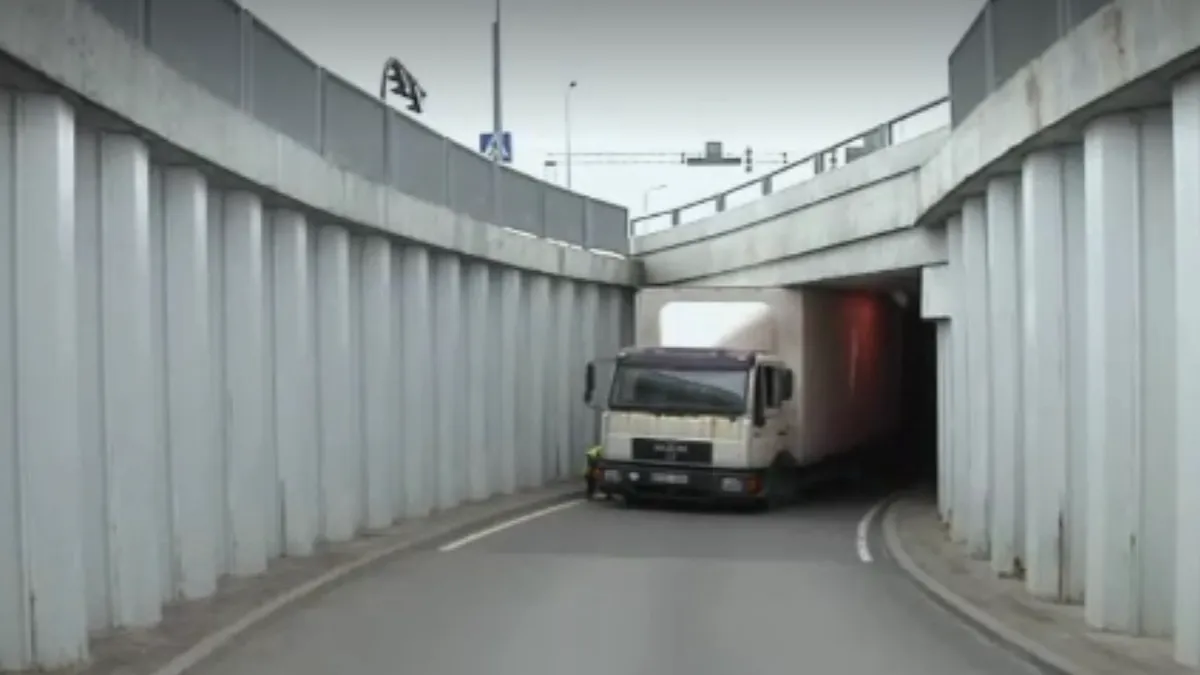 Un camion a rămas blocat în tunel. Ce a făcut șoferul?