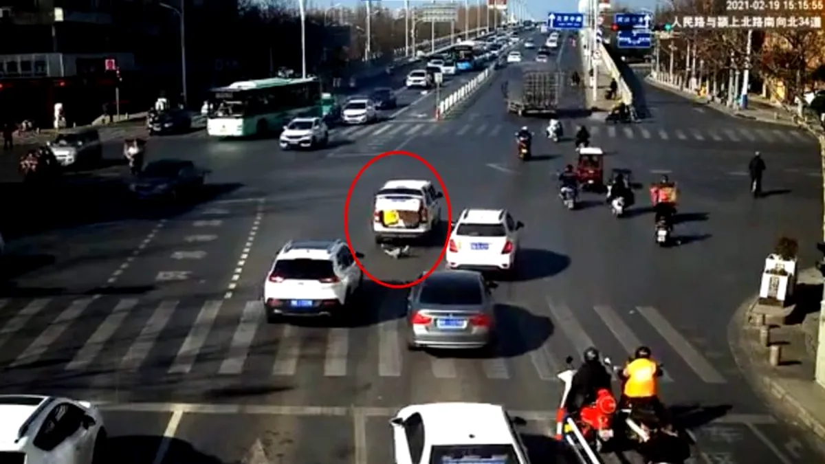 Video: Un copil cade din portbagajul unei mașini într-o intersecție aglomerată