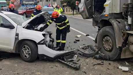 Impact frontal între o Dacia Duster și un camion - FOTO