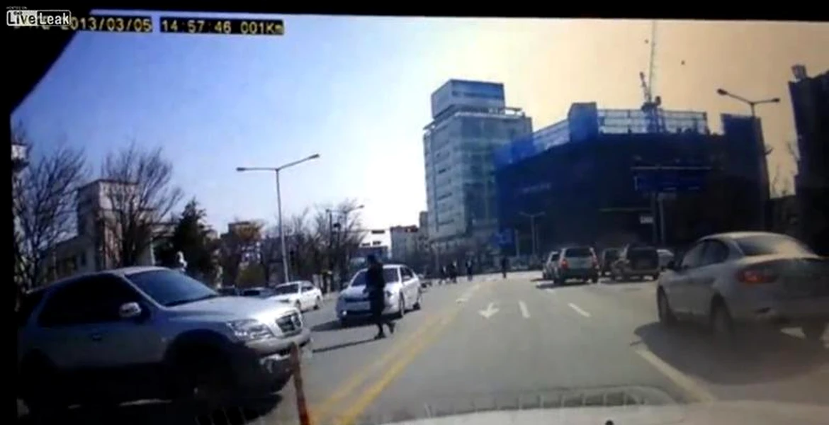 Femeia la volan: cum să cazi din maşină în timp ce dai cu spatele. VIDEO