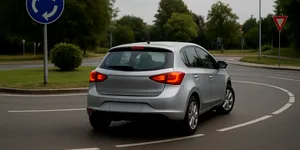 2025: Ce se întâmplă dacă mergi cu spatele în sensul giratoriu? Regula pe care puțini o cunosc