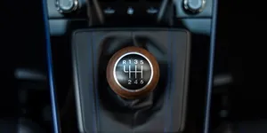 Porsche dezvoltă o cutie de viteze care permite trecerea de la modul manual la cel automat. Care sunt similaritățile cu transmisia Koenigsegg?