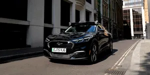 Taxiurile autonome încep, de astăzi, să circule pe străzile din Londra. Cât costă o cursă cu Ford Mustang Mach-E