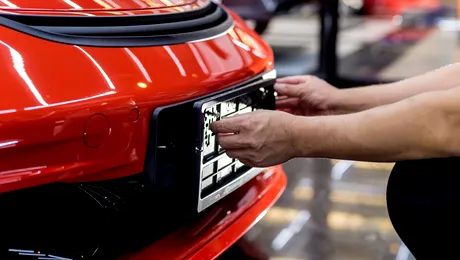 Video / Tânăr de 19 ani, reținut după ce a demontat plăcuțele de la 15 mașini din Sectorul 3