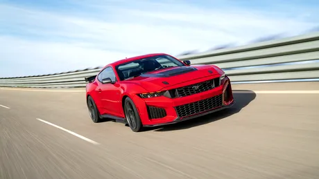 FOTO Ford a dezvăluit noul Mustang Dark Horse SC. Puntea de legătură dintre GT și supercarul GTD, disponibilă din primăvară