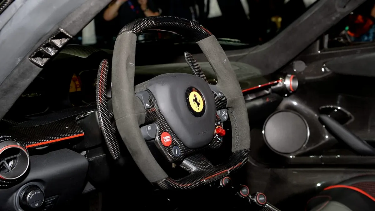 FOTO: 2 motoare, 950 de cai şi 200 de maşini vîndute cât ai spune ... Ferrari!

