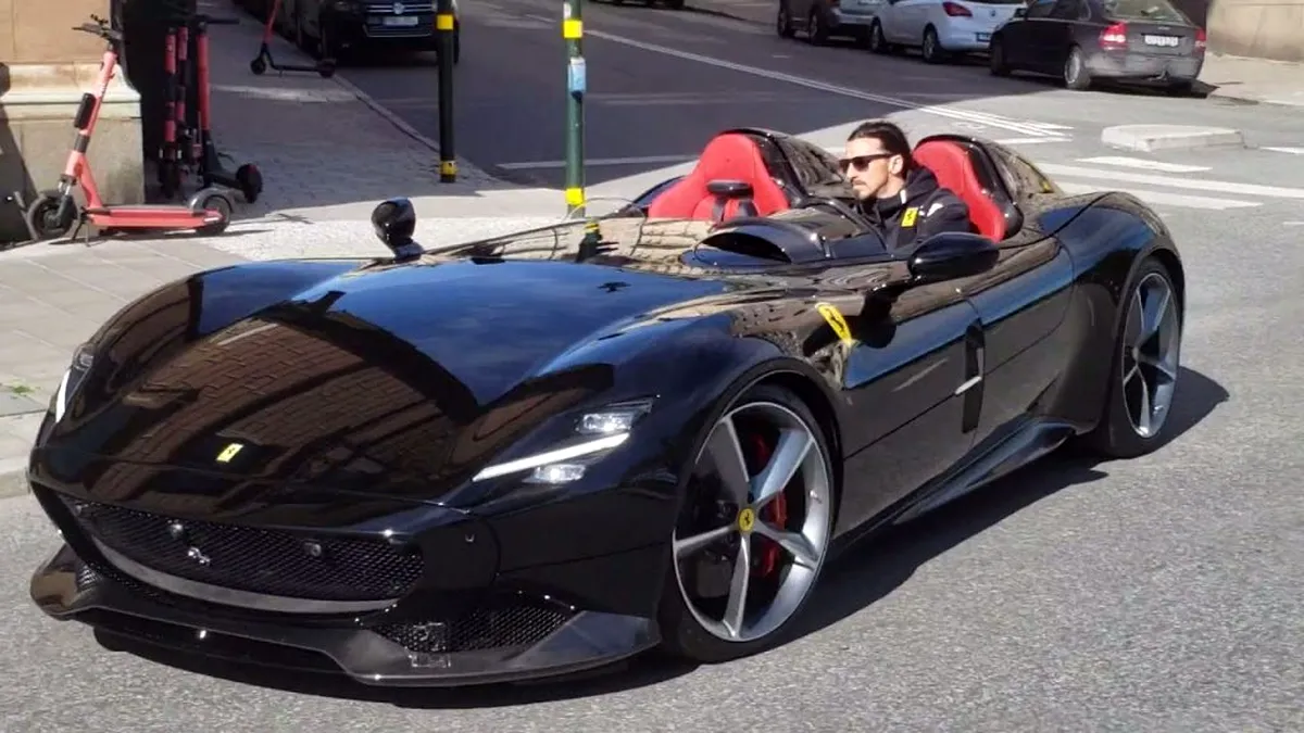 Zlatan Ibrahimovic a dat 1,6 milioane de euro pe un Ferrari Monza SP2. La primul drum cu mașina, a luat amendă!