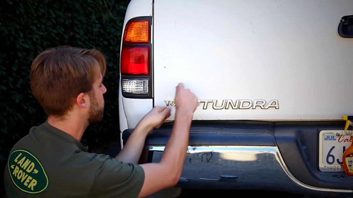 Cum să dezlipeşti emblemele maşinii cu ce ai prin casă - VIDEO