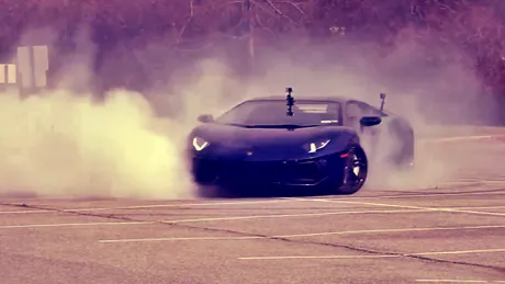 Cerculeţe pe asfalt cu Lamborghini Aventador. VIDEO