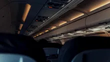 Motivul pentru care luminile din avion se sting la decolare și aterizare. Ți-ar putea salva viața!