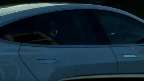 Şoferul unei Tesla, sancţionat drastic pentru că a folosit sistemul autopilot - VIDEO