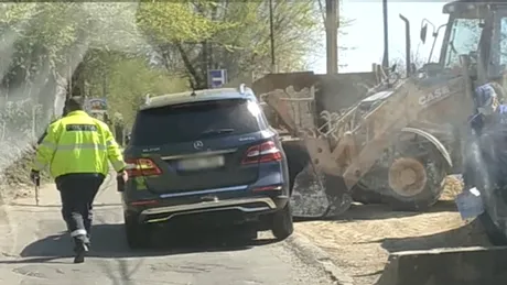 Un Mercedes-Benz ML a fost luat în cuvă de un excavator