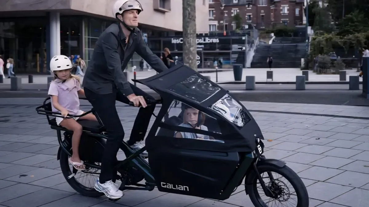 Bicicletă electrică revoluționară: Are acoperiș, GPS și sisteme de asistență în trafic. Poți transporta 4 copii sau 150 kg