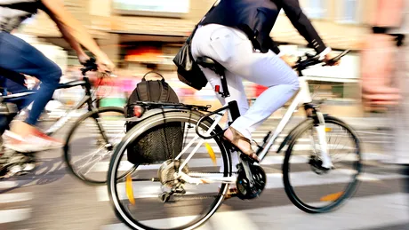 Cei mai mulți bicicliști habar nu au! Nu au voie să facă acest lucru niciodată