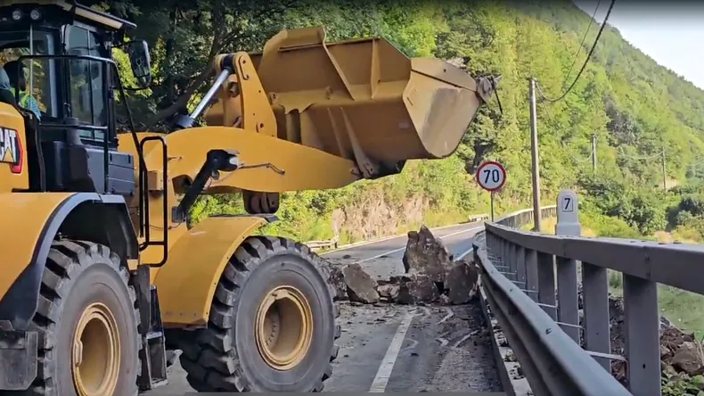 Traficul pe Valea Oltului, blocat! Un bolovan a căzut pe o mașină în care se aflau două persoane