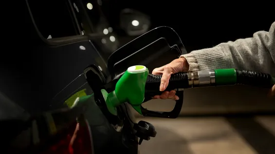 Motorina și benzina sunt, astăzi, mai ieftine. Prima reducere de preț de la renunțarea la acciza redusă