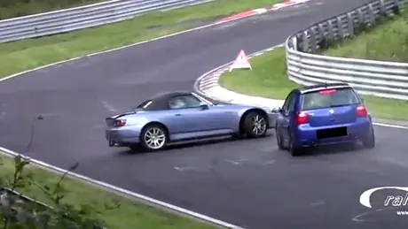 Accident între un VW Golf R32 şi o Honda S2000 - cine a fost de vină?