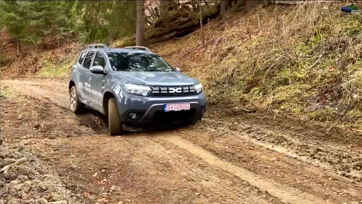 Dacia Duster prin noroi cu anvelope all season. SUV-ul autohton a încheiat anul în off-road - VIDEO