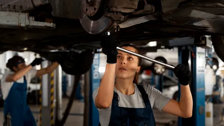 Elevii unui liceu tehnologic repară mașini vechi și le oferă gratuit mamelor singure. Au donat peste 60 de vehicule